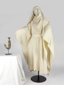 Abiti arabi e un copricapo, noto come keffiyah, appartenente a T E Lawrence da Unbekannt