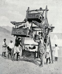 Bambini arabi che si divertono su una ruota panoramica, 1922