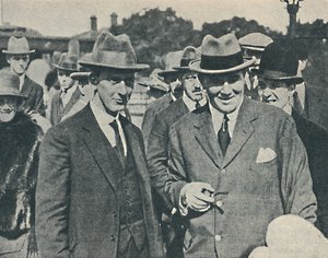 Arrivo in Inghilterra. Capitano Cecil Foster e il suo ufficiale capo Gravesend, agosto, 1923, 1936 da Unbekannt