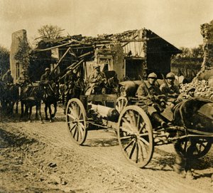 Artiglieria che attraversa Beauzée, Francia settentrionale, c1914-c1918 da Unbekannt