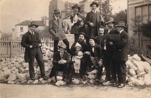 Artisti davanti a La Ruche, Montparnasse, 1914 da Unbekannt