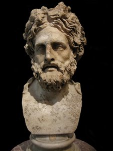 Asclepio, dio della medicina e della guarigione. Copia romana di statua greca di Phyromachos