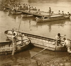 Assemblaggio di un ponte di barche, c1914-c1918