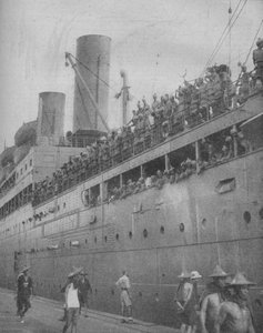 A Singapore arrivano truppe indiane per partecipare alla difesa del grande porto-fortezza, 1941 da Unbekannt