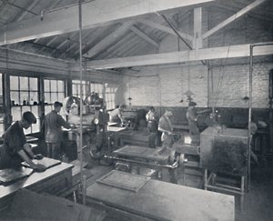 Al lavoro nella fonderia. Realizzazione di stampi in cera delle pagine, 1917 da Unbekannt