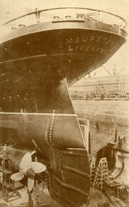 Al lavoro sulla poppa del Mauretania, in bacino di carenaggio, c1930 da Unbekannt