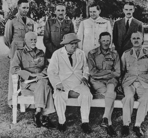 Al fronte in Egitto: Mr. Churchill al Cairo con membri del Consiglio di Guerra del Medio Oriente, 1942