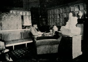 Auguste Rodin tra i suoi libri a 77 Rue De Varenne da Unbekannt