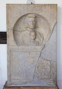 Aurelio Apio, stele da Unbekannt