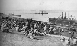 Prigionieri austriaci catturati dai serbi che riposano a mezzogiorno sulle rive del Danubio, 1915 da Unbekannt