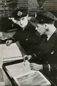 Ufficiali di navigazione BOAC che redigono un piano di volo, Seconda Guerra Mondiale, c1939-c1944