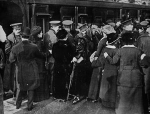 Ritorno alle trincee dalla Victoria Station, Londra, 1915 da Unbekannt