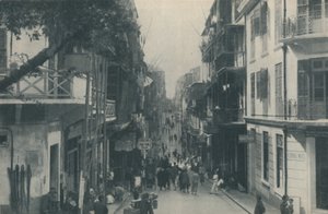 Edifici con balconi di una trafficata strada commerciale che corre da est a ovest