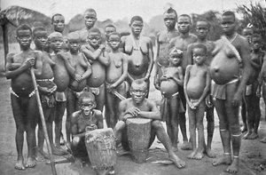 Gruppo di Pigmei Bambute con due donne Walese, 1902 da Unbekannt