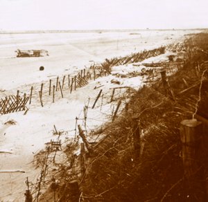 Barriere di filo spinato sulla spiaggia, Nieuwpoort-Bad, Fiandre, Belgio, c1914-c1918 da Unbekannt