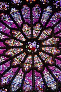 Basilica di Saint-Denis, transetto nord, vetrata (dettaglio), rosone sopra il portale centrale, Saint-Denis, Francia da Unbekannt