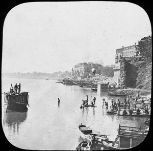 Ghat di balneazione a Benares, India, fine XIX o inizio XX secolo da Unbekannt