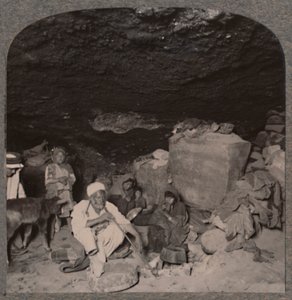 Abitanti delle caverne beduini nelle loro grotte, c1900 da Unbekannt