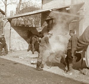 Maniscalco che ferra un cavallo, Suippes, Francia settentrionale, c1914-c1918 da Unbekannt
