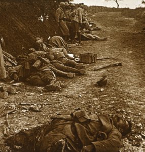 Corpi dopo la presa di Courcelles, nord della Francia, 1918 da Unbekannt