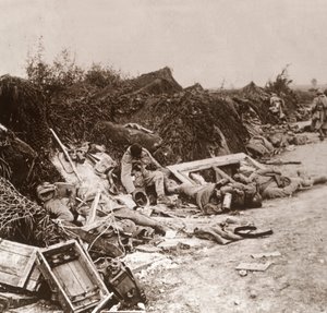 Corpi dopo la presa di Courcelles, Francia settentrionale, giugno 1918 da Unbekannt