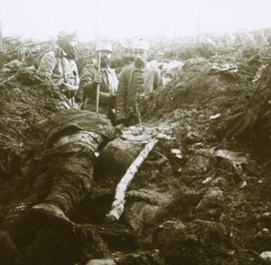 Corpi e prigionieri, Les Éparges, Francia settentrionale, 1915 da Unbekannt