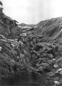 Corpi in una trincea a Mort Homme, Verdun, Francia, 9 aprile 1916 da Unbekannt