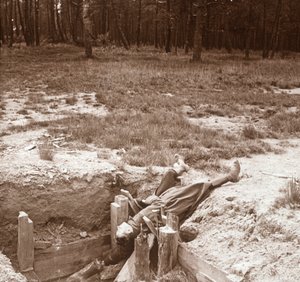 Corpo di soldato morto, Argonne, Francia settentrionale, c. 1914-c. 1918 da Unbekannt