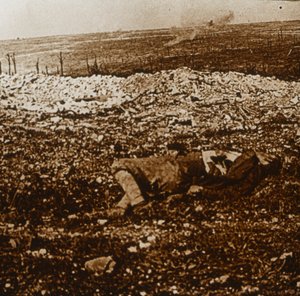Corpo con fuoco di sbarramento in lontananza, c1914-c1918