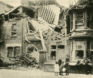 Case danneggiate dalle bombe, Hartlepool, Prima Guerra Mondiale, dicembre 1914, c1920 da Unbekannt
