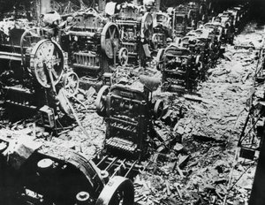 Danni da bombardamento in una fabbrica Renault, Sevres, Parigi, 4 aprile 1943