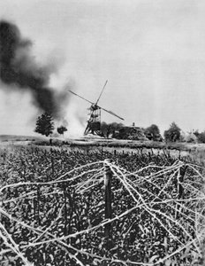 Bombardamento di un mulino a vento con proiettili incendiari, Artois, Francia, Prima Guerra Mondiale, 1915