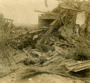 Edificio bombardato, corpo di soldato morto in primo piano, 1916