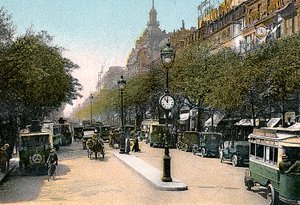Boulevard des Italiens, Parigi, con auto e autobus a motore sulla strada, c1900 da Unbekannt