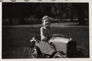 Ragazzo che guida una macchina a pedali giocattolo, c 1930 da Unbekannt