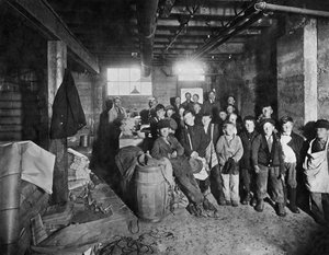 Ragazzi che raccolgono giornali da vendere, Stati Uniti, c.1919 (foto in b/n)