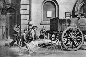 Ragazzi che seguono il carro dell