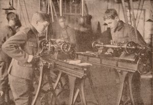 Ragazzi del Bradfield College che fabbricano parti di proiettili, Berkshire, c. 1916 da Unbekannt
