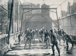 Ragazzi che giocano a calcio sul tetto della Scuola del Coro della Cattedrale di St Paul, Londra, c1901 da Unbekannt