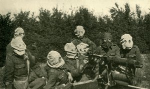 Sezione di mitragliatrici britanniche con maschere antigas, Prima Guerra Mondiale, 1914-1918, c1920 da Unbekannt