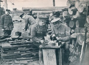 Ingegneri britannici con la Forza di Spedizione che fabbricano bombe a mano con scatole di tabacco, c1914
