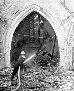Vigili del fuoco britannici che spengono una chiesa bombardata, Seconda Guerra Mondiale, giugno 1940 da Unbekannt