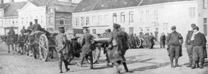 Artiglieria trainata da cavalli britannica in un villaggio belga, agosto 1914 da Unbekannt