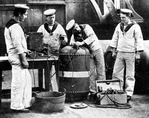 Marinai britannici che cablano una mina, Prima Guerra Mondiale, 1914