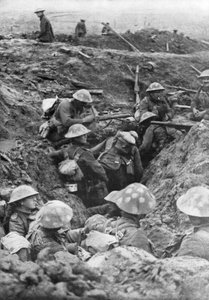 Truppe britanniche sulla strada di Menin, vicino a Ypres, Belgio
