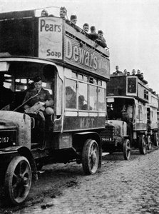 Truppe britanniche spostate in una nuova parte della linea con autobus a motore, 1915 da Unbekannt