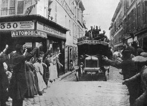 Le truppe britanniche ricevono un benvenuto mentre arrivano in furgone in una città francese da Unbekannt