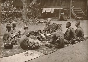 Sacerdote buddista con allievi, 1900 da Unbekannt