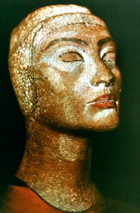 Busto di Nefertiti, regina e moglie del faraone egiziano Akhenaton Amenhotep IV
