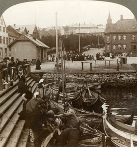 Acquisto di pesce in un affollato porto commerciale artico, Tromsoe 69° 38 N. Lat., Norvegia settentrionale, 1902 da Unbekannt